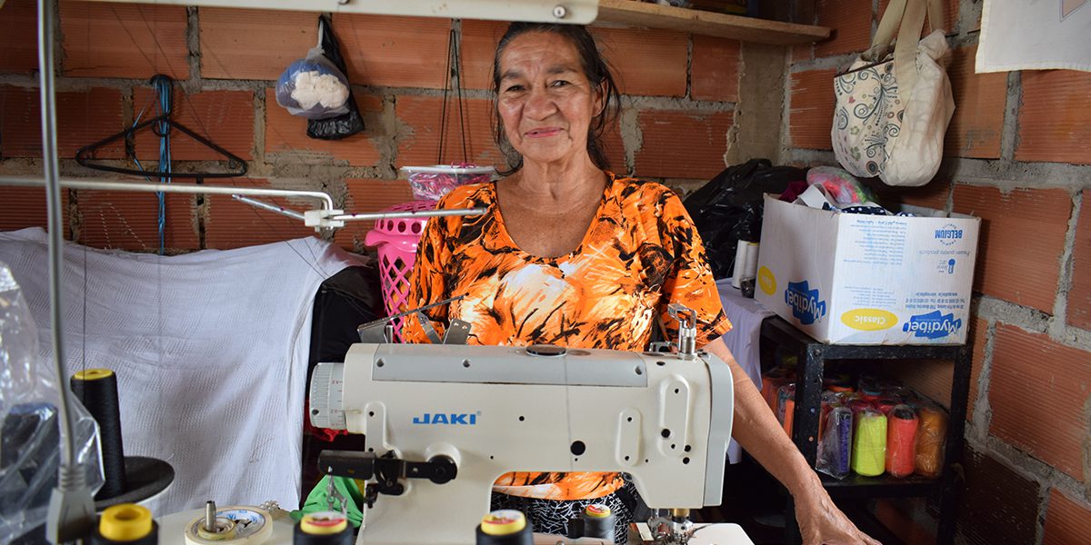 Flor Marina, una desplazada que vive en Cúcuta, terminó un taller de costura con el apoyo del JRS. Ahora tiene su propio negocio y ha podido construir su propia casa.