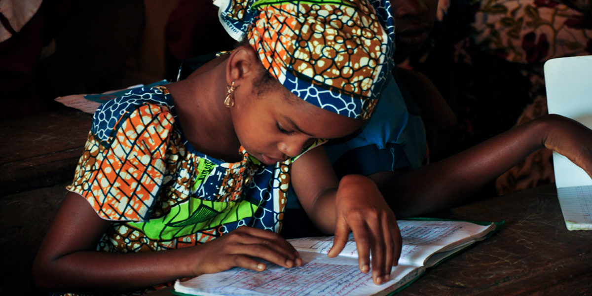 Unos niños aprenden a escribir en un aula de nueva construcción en Bambari.