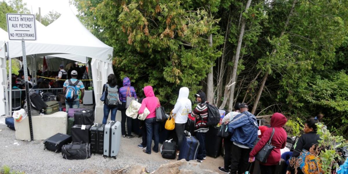 Une file de demandeurs d’asile qui disent venir d’ Haïti ; ils entrent au Canada par Roxham Road à Camplain, New-York.