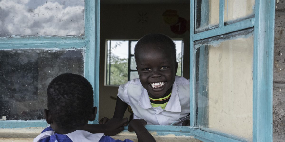 Niños refugiados en uno de los centros de educación inclusiva del JRS Kenia en el campamento de refugiados de Kakuma.