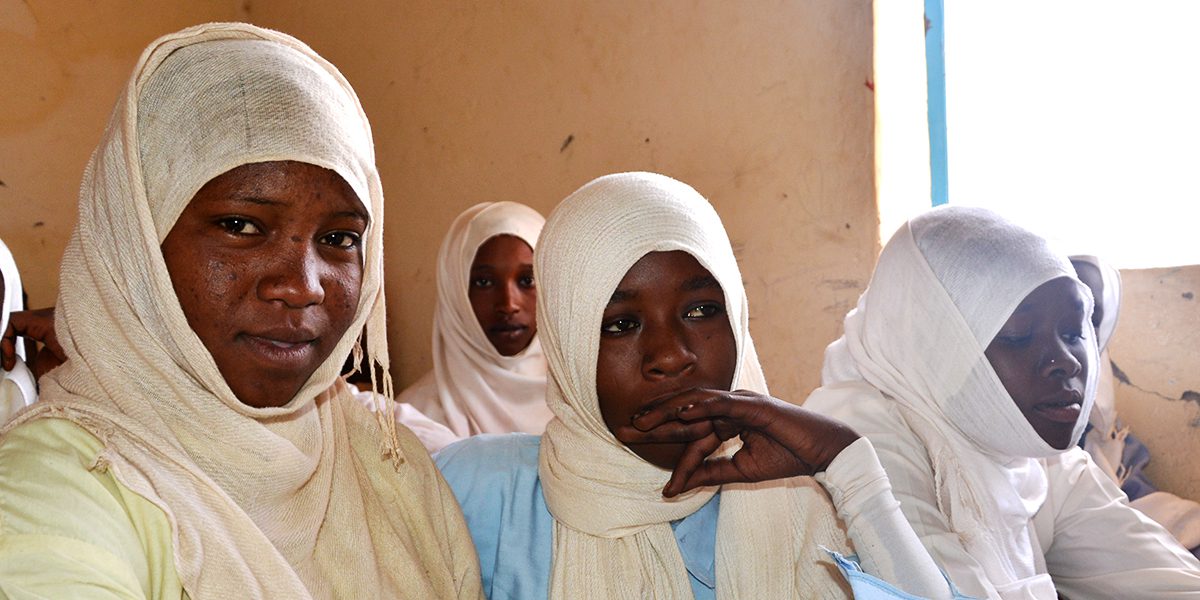 Un grupo de alumnas asisten a una clase del JRS en el campamento de refugiados de Touloum cerca de Iriba, Chad.