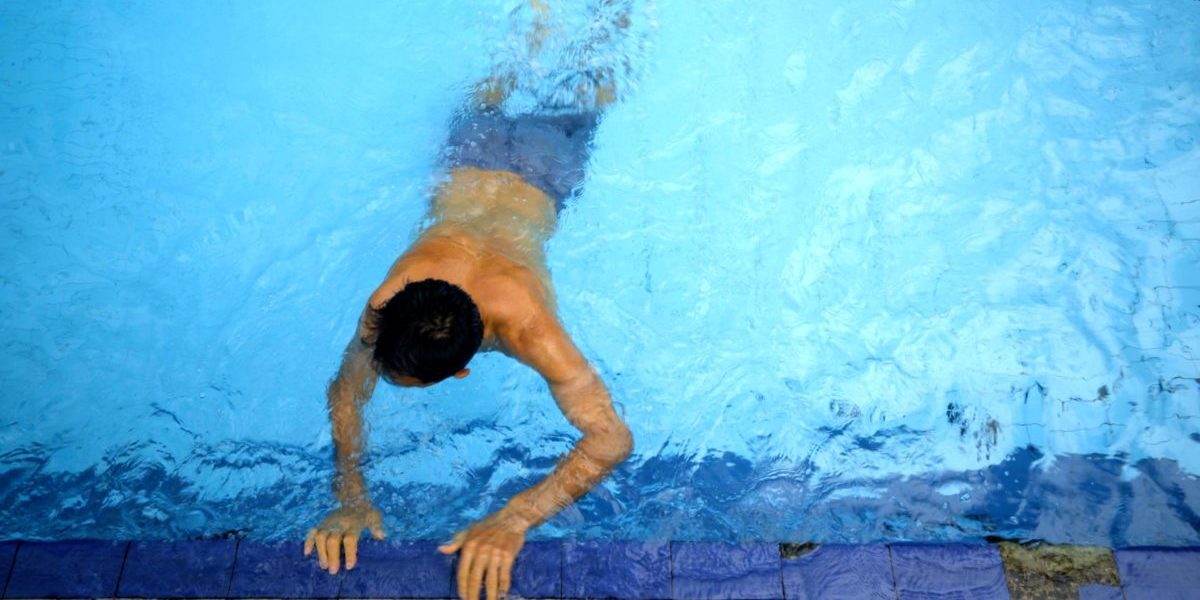 Aprender a nadar ayudó a Najib, un refugiado afgano que vive en Indonesia, a sobrellevar el estrés.