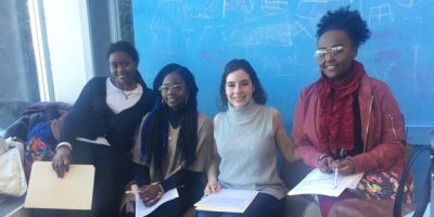 Camille (segunda desde la izquierda) es una estudiante de la Universidad de Fairfield que trabaja para brindar a los jóvenes refugiados locales la oportunidad de ser como cualquier otro adolescente estadounidense.