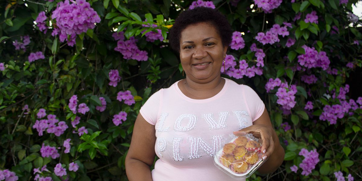 Génifer mostrando sus cocadas caseras. Ella y su amiga ahora están vendiendo un promedio de 500 cocadas por día. (Servicio Jesuita de Refugiados)