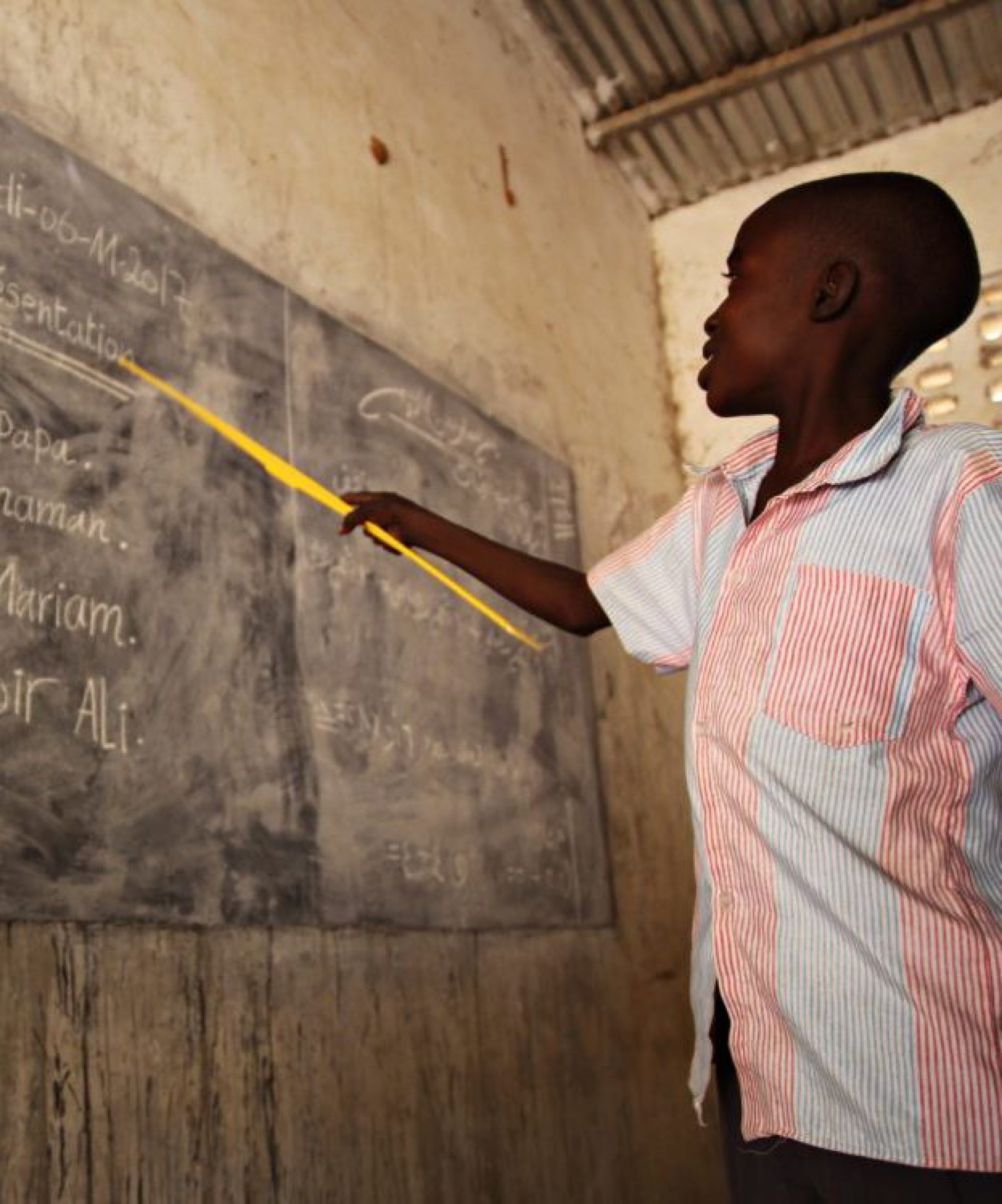 Des étudiants réfugiés suivent des cours au Tchad.