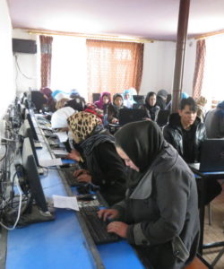 Des étudiants afghans suivent un cours du JRS