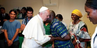 Le pape François rencontre des réfugiés lors de sa visite au Centro Astalli. (Service Jésuite des Réfugiés)