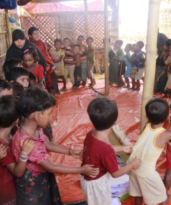 Des enfants rohingya jouent dans un des Espaces amicales pour enfants, géré par JRS et Caritas à Cox’Bazar, au Bangladesh