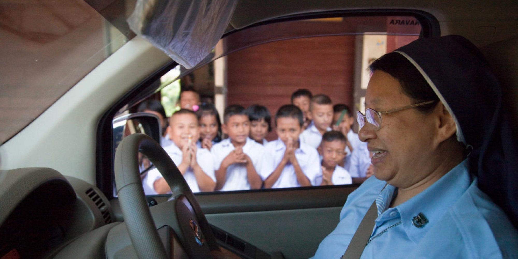 Sr. Sirilak Suwapap, directrice de projet du JRS, sœur Ursuline, OSU, quitte un centre de formation pour enfants birmans qui sont initiés aux langues birmane, thaïlandaise et anglaise. (Service Jésuite des Réfugiés)