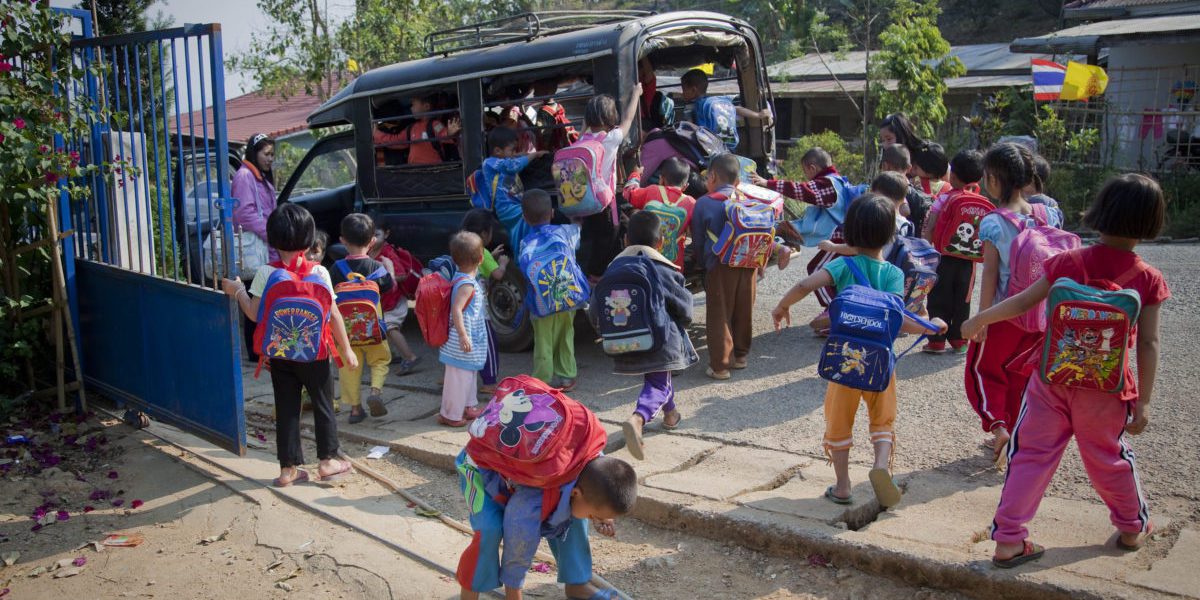 JRS fournit le transport d’enfants préscolaires vers le camp de réfugiés Krung Jor Shan, foyer des populations de tribu Shan qui ont fui des conflits au Myanmar (Magis Production)