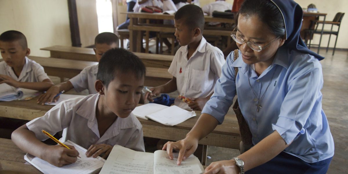 Des enfants birmans étudient le birman, le thaïlandais et l’anglais au centre de formation de JRS à Ranong pour s’adapter au système scolaire thaïlandais (Magis Production)