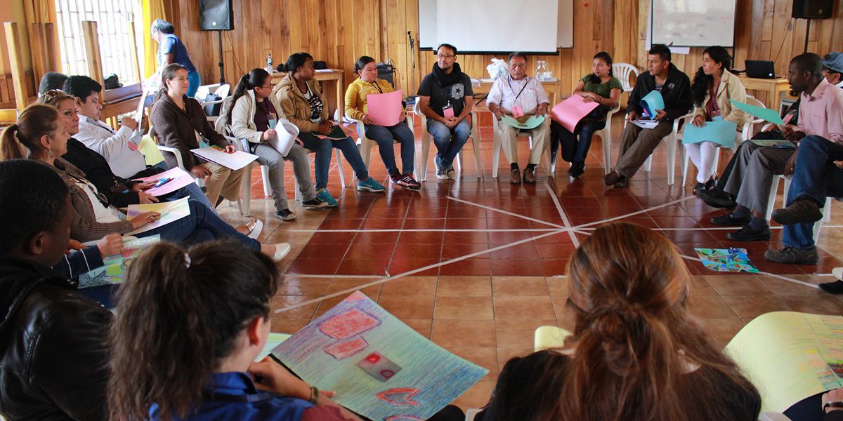 Clases de ciudadanía organizadas por el JRS Ecuador para que los refugiados conozcan sus derechos y cómo ejercerlos.