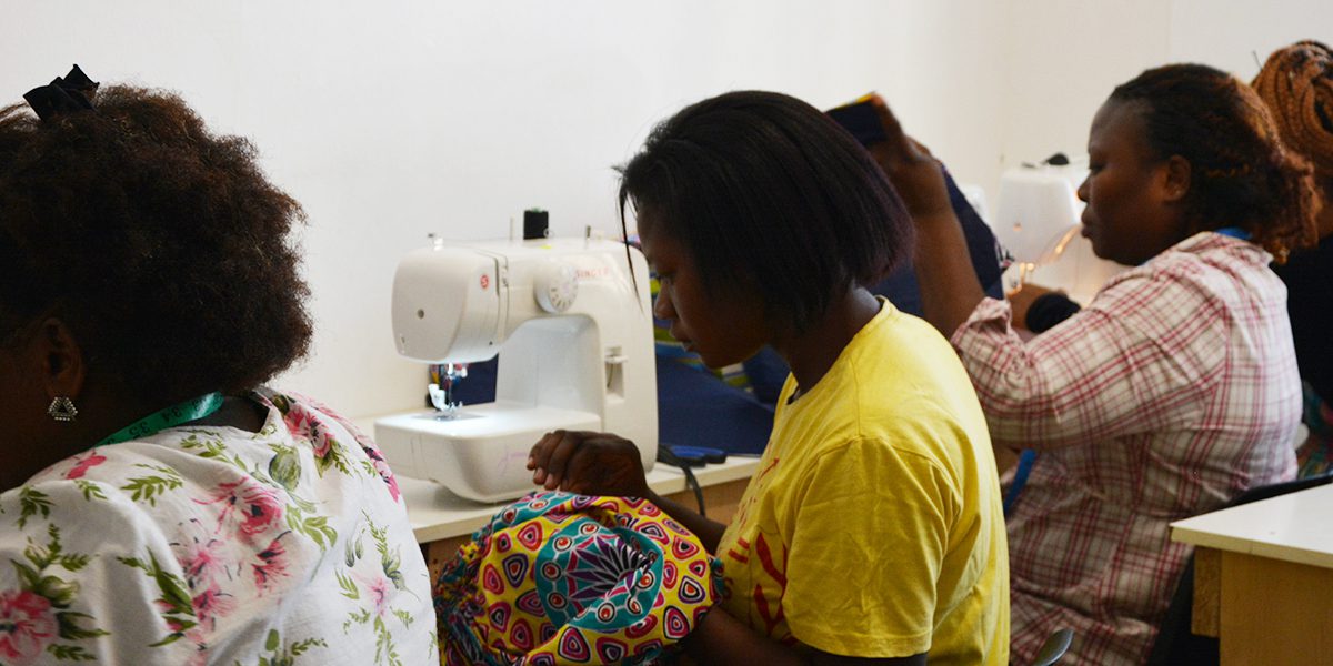 Mujeres cosiendo ropa y otros artículos en el Centro Arrupe del JRS Sudáfrica.