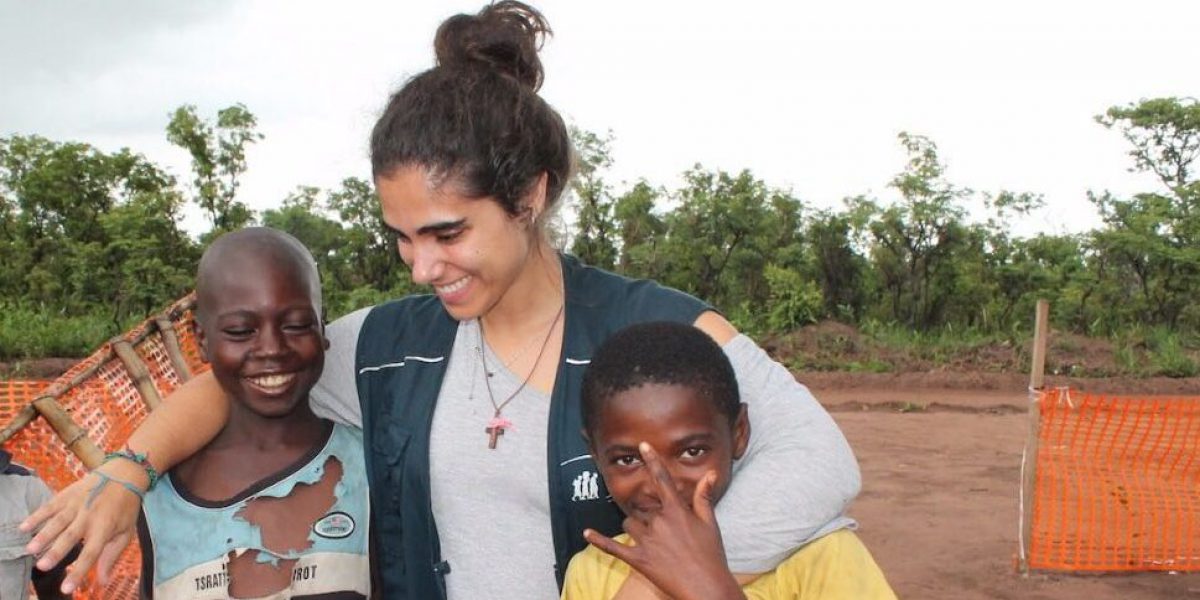 Ana Paula with two refugee children