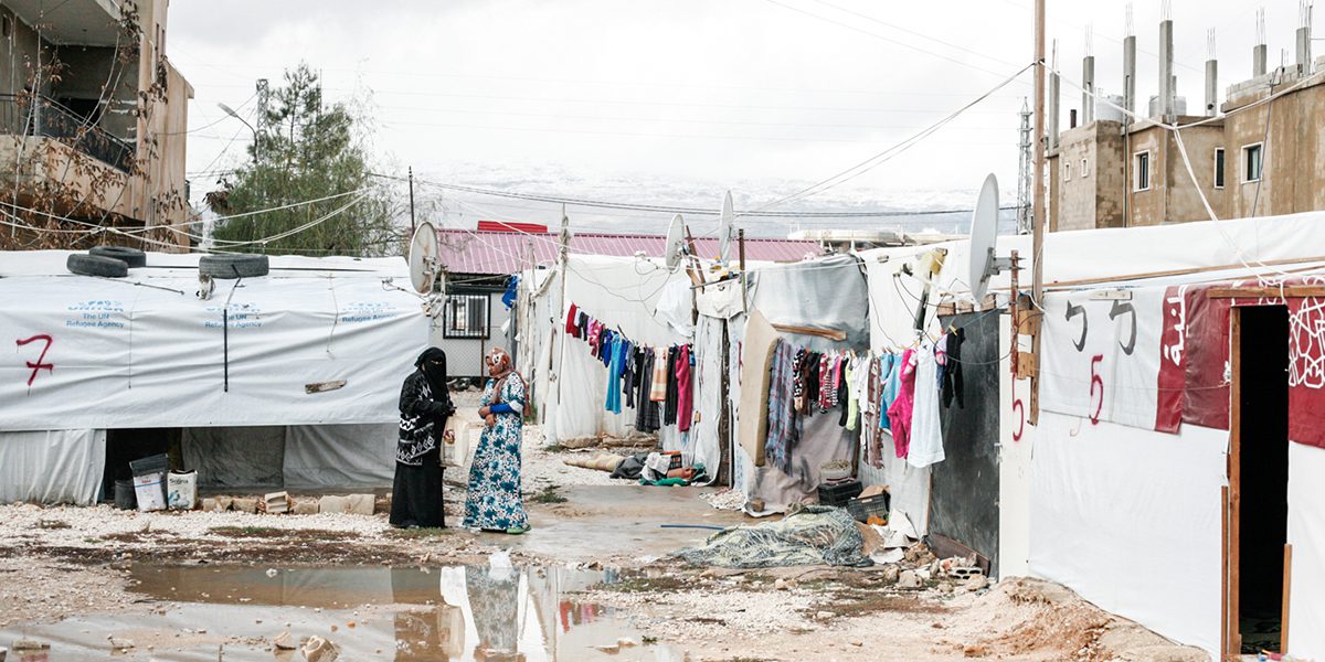 Unas mujeres hablan en un campamento de refugiados cerca de Bar Elias.