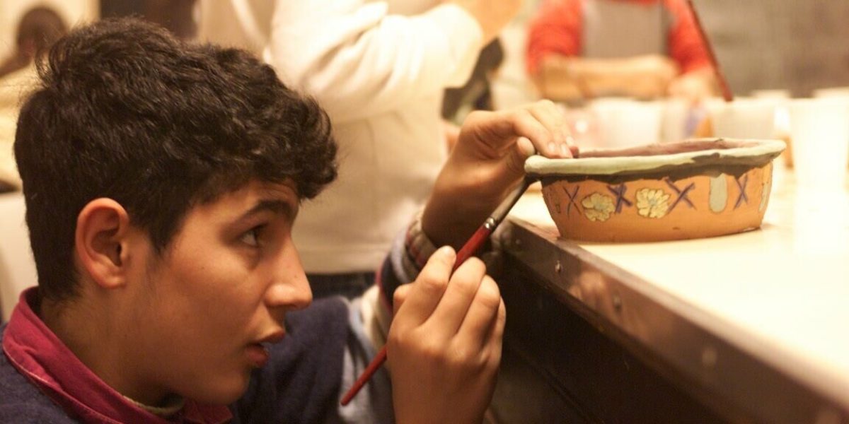 Clases de cerámica en el Centro Astalli, JRS Italia.