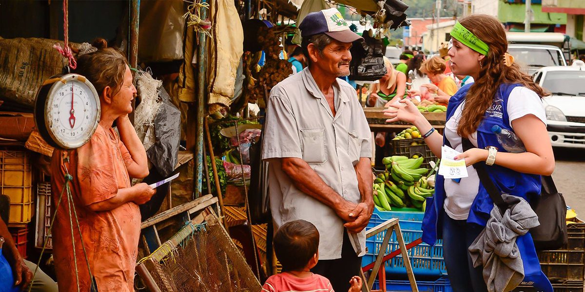 El personal del JRS Venezuela trabaja para que las personas reconstruyan juntas una solidaridad común y creen espacios donde se promueva el diálogo y la paz en el marco del proyecto Caravana Cultural para la Hospitalidad Comunitaria.