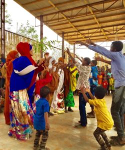 Des réfugiés somaliens exécutent des danses traditionnelles dans le camp Dolto Ado, en Ethiopie.