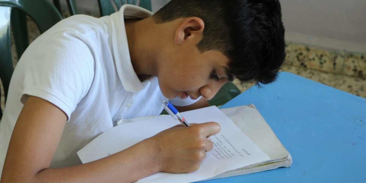 Farid aime aller à l'école tous les matins puis au centre JRS Kafroun dans l'après-midi. (Service Jésuite des Réfugiés)