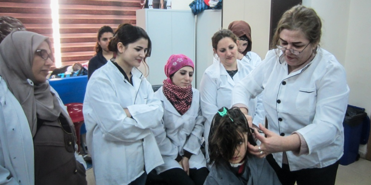 Avin y otras niñas en las clases de peluquería impartidas por el Centro (Kristóf Hölvényi / Jesuit Refugee Service)