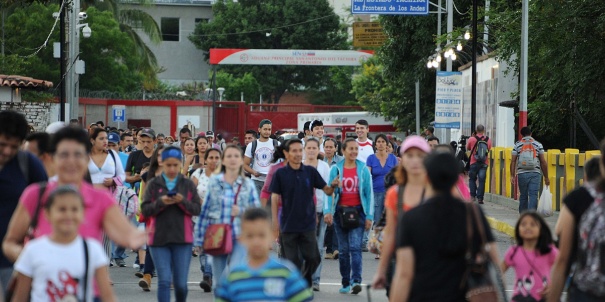 Venezuelans crossing the border with Colombia