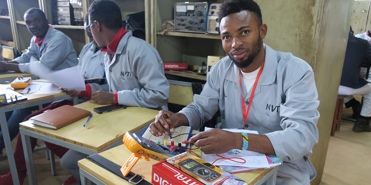 JRS en Uganda: La clase de electrónica es parte de los programas de formación profesional en Kampala impulsados junto al Instituto Técnico. Los estudiantes aprenden la parte de funcionamiento eléctrico de teléfonos, televisores y radios.