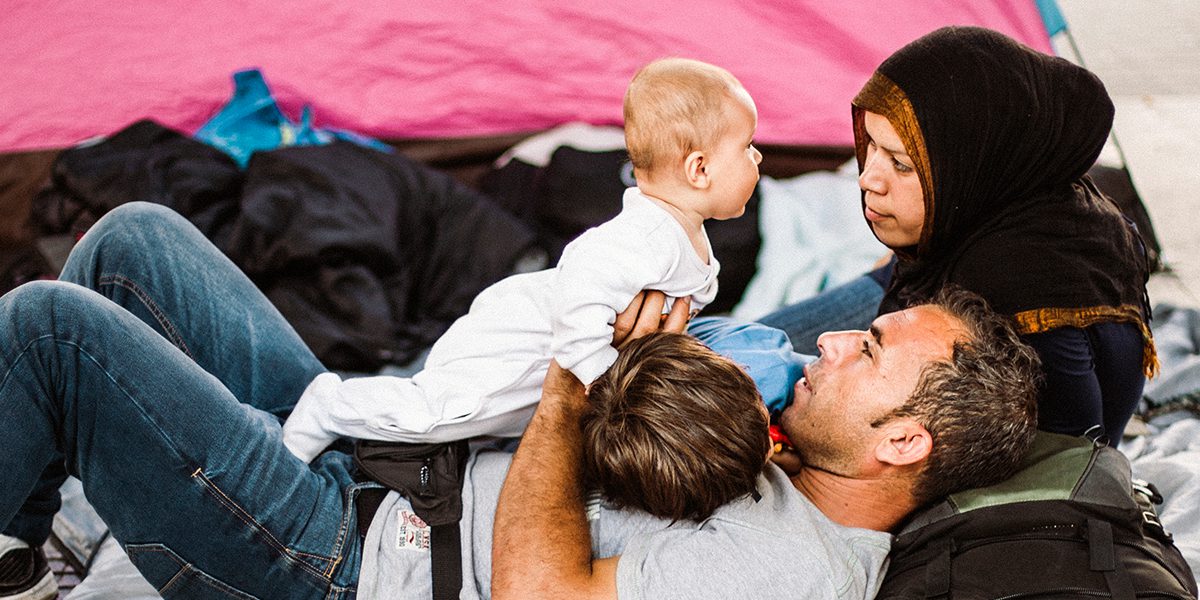 Une famille pose en face de leur tente.