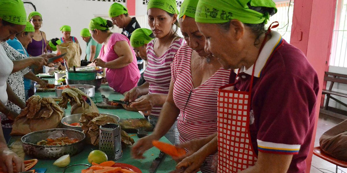 Unas mujeres participan en un taller de nutrición y cocina alternativa organizado por el JRS Venezuela para ayudar a las personas a hacer frente a la crisis humanitaria.