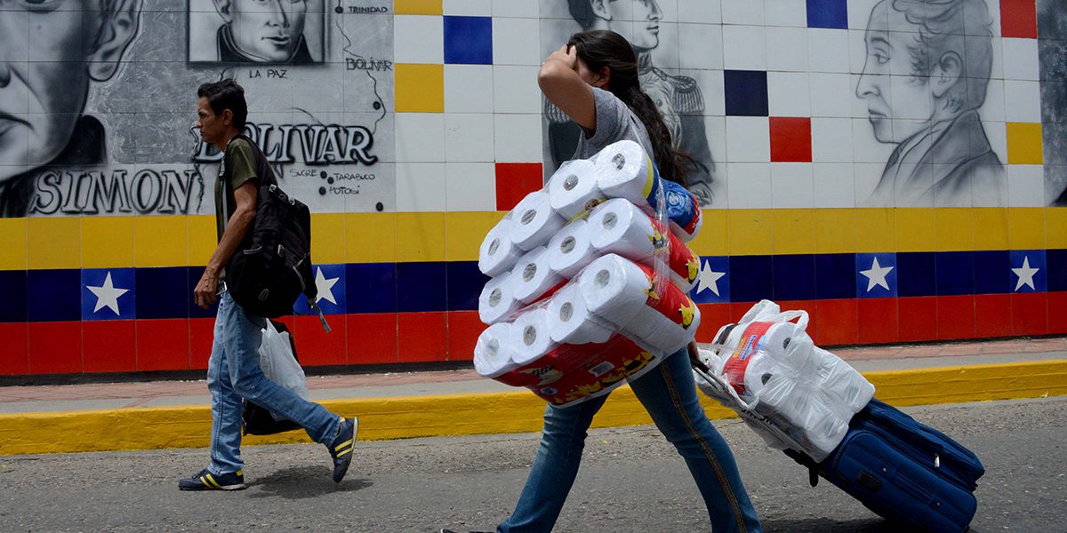 Venezueln woman returns home after buying essential goods in Colombia