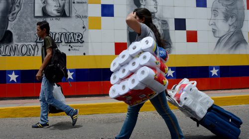Venezueln woman returns home after buying essential goods in Colombia