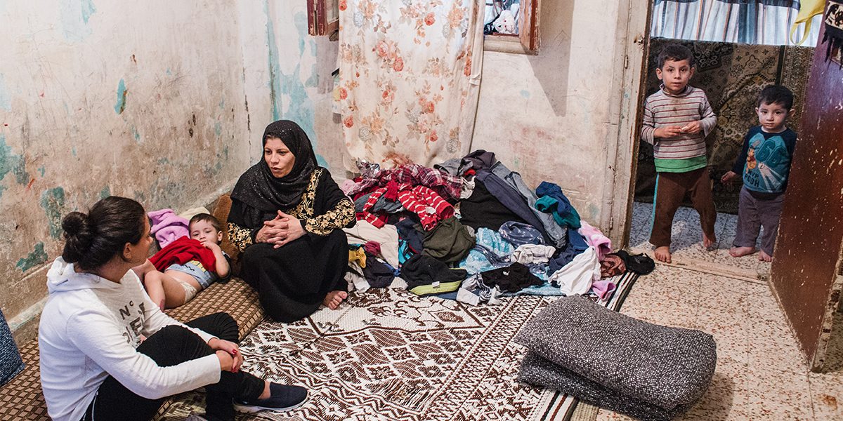 El personal del JRS Siria visita a una familia siria que vive en Beirut para realizar una evaluación de necesidades.