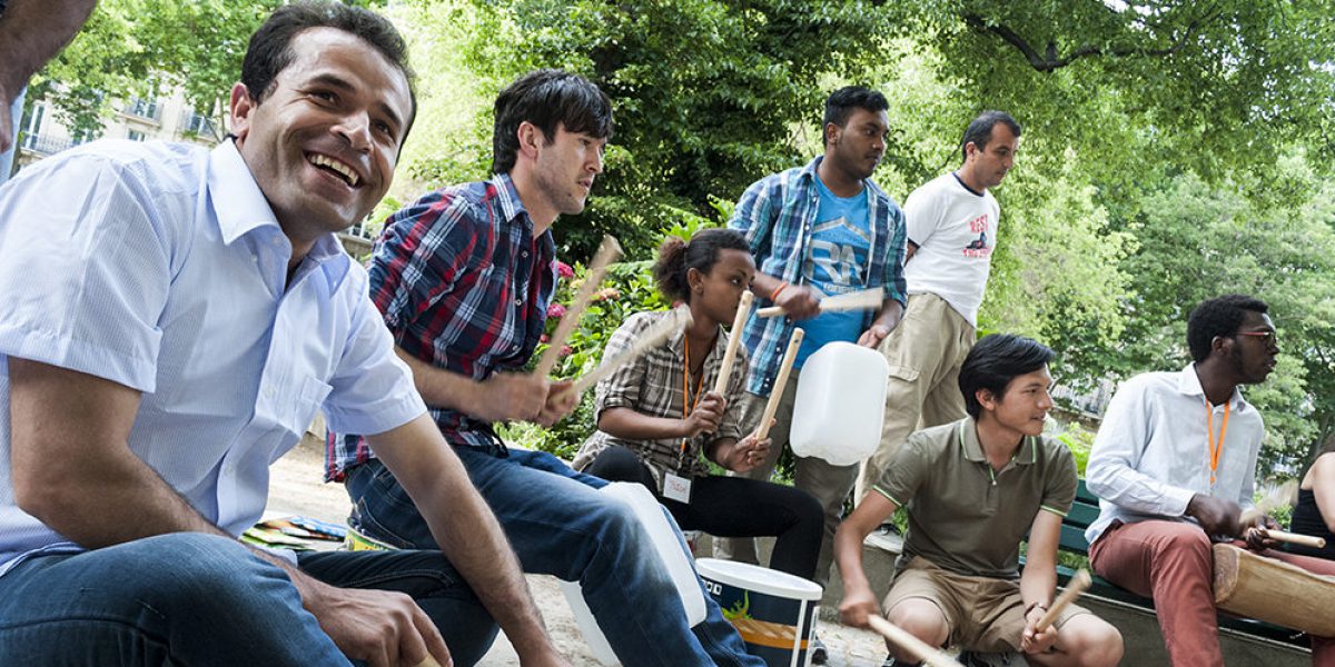 Des cours de musique dans le parc, faisant partie du Projet Welcome, France (JRS)