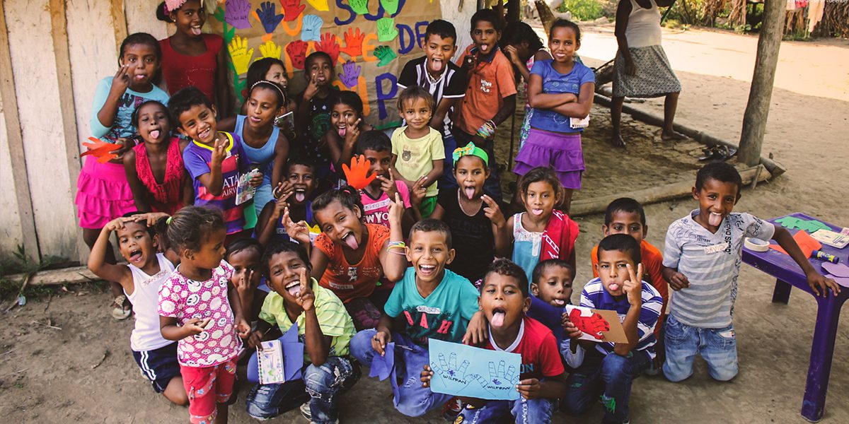 Niños en el Magdalena Medio, Colombia, rechazan el reclutamiento y la participación de niños en conflictos armados en el Día de la Mano Roja.