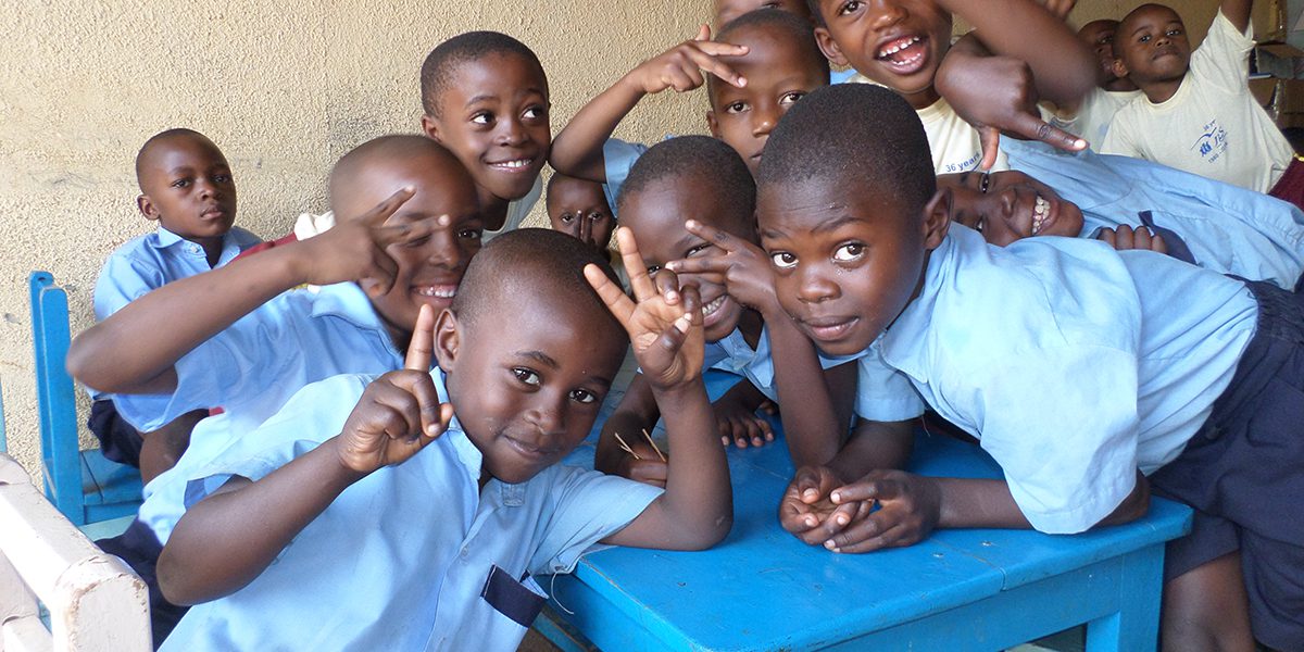 Jóvenes refugiados en la guardería infantil del Programa de Emergencia Urbana de Kampala del Servicio Jesuita a Refugiados en el recinto del JRS.