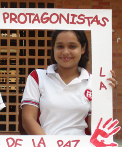 Deux étudiants célèbrent la Journée de la main rouge.