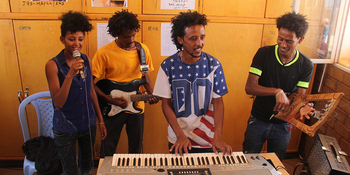 JRS Etiopía: Clase de música en el centro del JRS del campamento de refugiados de Mai Aini.