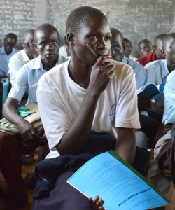 Des étudiants suivent des cours à l’école secondaire de Pagirinya pour réfugiés et habitants locaux, à Adjumani, dans le nord de l’Ouganda.