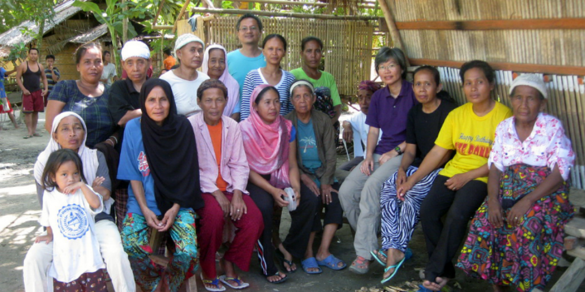 Displaced persons attend a meeting hosted by Jesuit Refugee Service staff in Maguindanao, Philippines. JRS aux Philippines