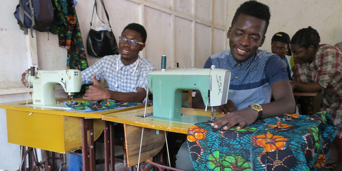 Deux étudiants travaillent avec diligence pour devenir tailleurs, à JRS Kampala (JRS)