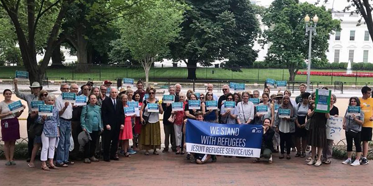 Activistas se concentran frente a la Casa Blanca para mostrar su apoyo a los refugiados en el Día Mundial del Refugiado.