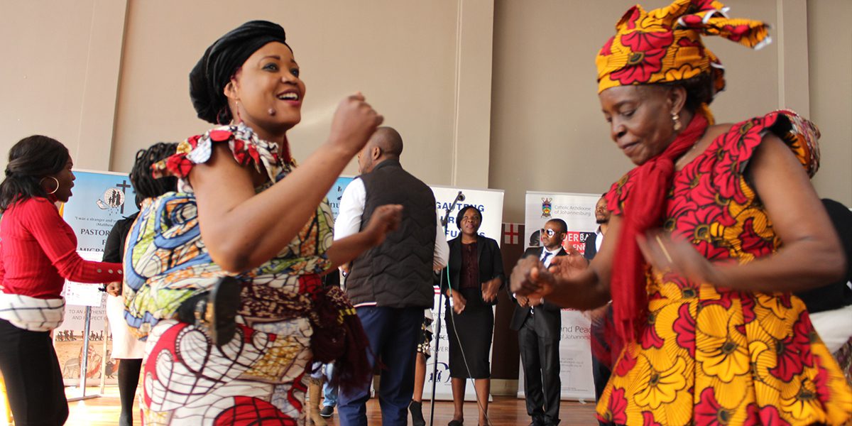 Mujeres bailando en la celebración del Día Mundial del Refugiado del JRS Sudáfrica.