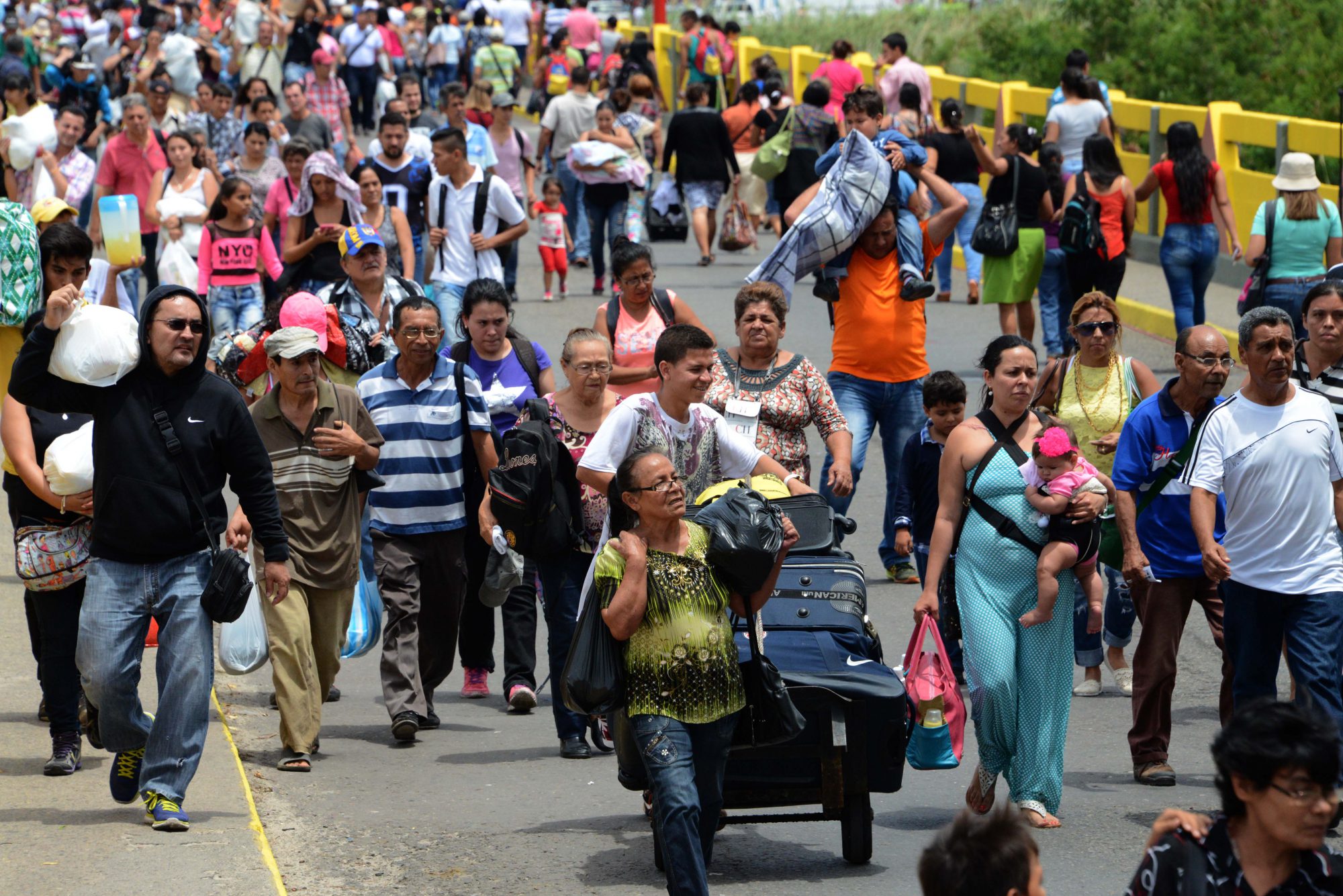 Les vénézuéliens traversent la frontière avec la Colombie.
