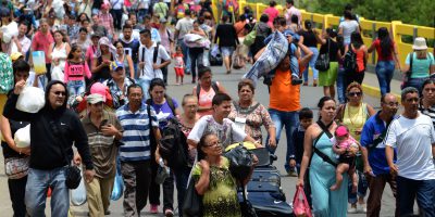 Venezolanos cruzando la frontera con Colombia.