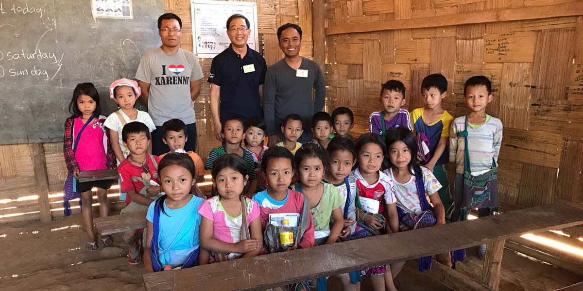 Miembros del equipo del JRS Singapur en el campamento de Mae Hong Son para una formación contra la trata de personas.