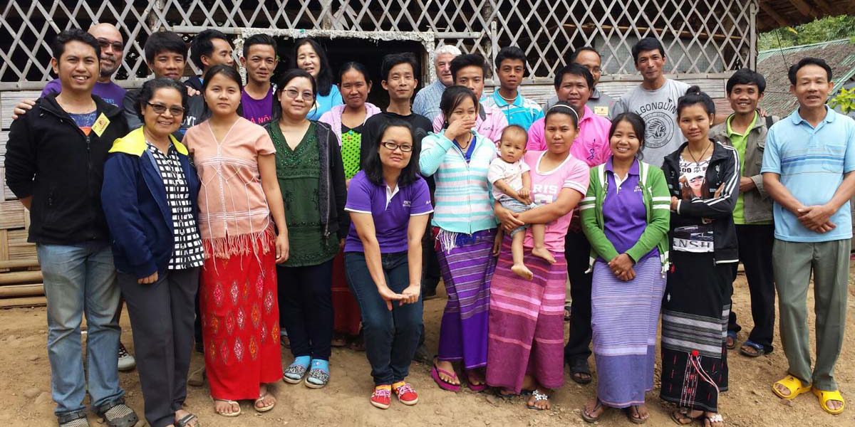 Des membres de l’équipe JRS de Singapour visitent le camp Mae Hong Son pour une formation d’enseignants de JRS (Service Jésuite des Réfugiés)