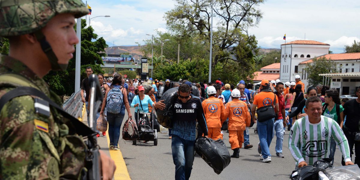 Venezuelans crossing the border with Colombia / George Castellanos