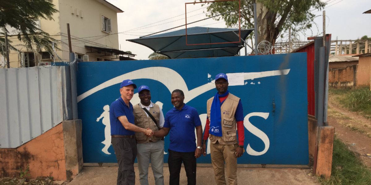 Père Smolich SJ avec le personnel JRS à Dundo, Angola (JRS)