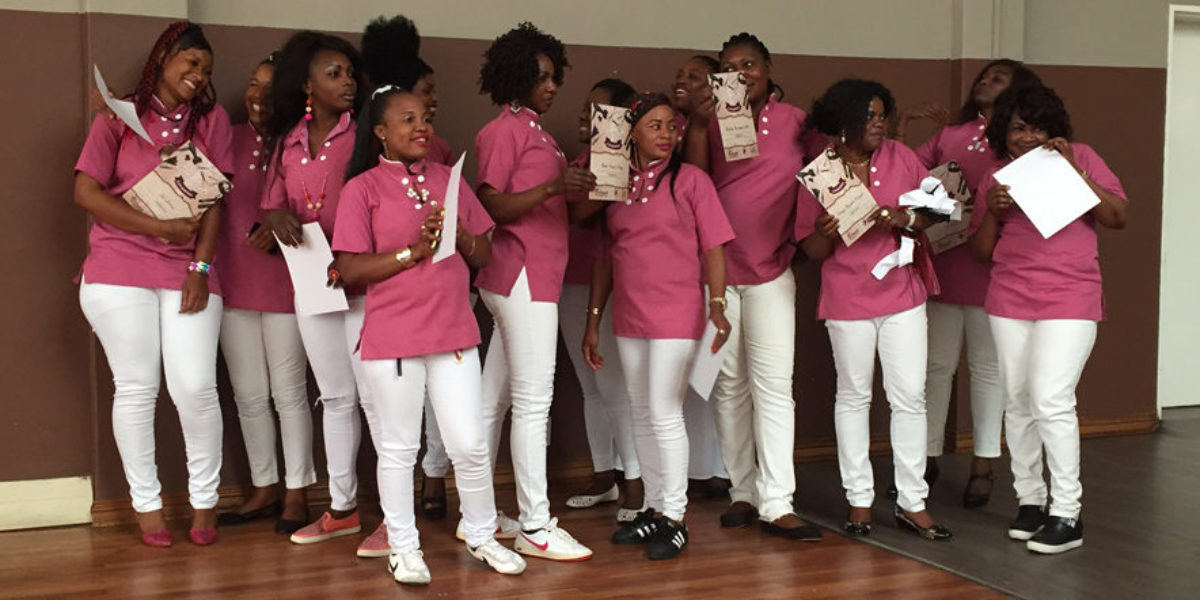 Un grupo de graduadas del curso de cosmética del JRS Sudáfrica lo celebran en el Centro Arrupe. (Servicio Jesuita a Refugiados)