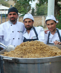 El equipo de la Cocina de Campaña del JRS Siria prepara la comida para la comunidad local.