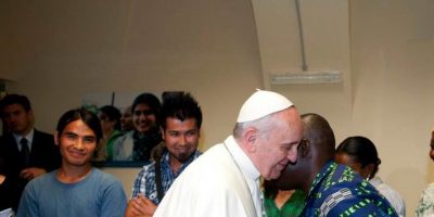 El papa Francisco da la bienvenida a los migrantes. (Servicio Jesuita de Refugiados)